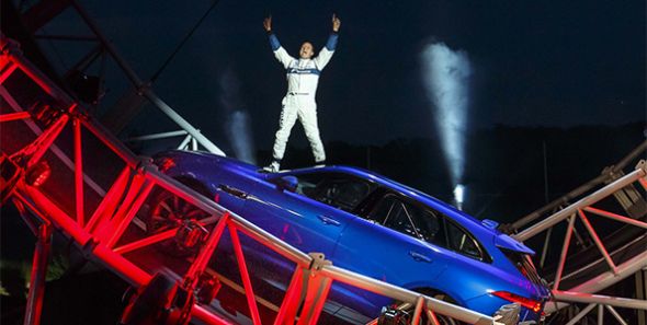 El Jaguar F-Pace, presentado en Frankfurt con un looping de récord El Jaguar F-Pace, presentado en Frankfurt con un looping de récord