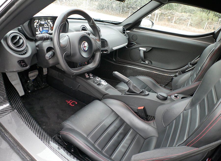 El interior del 4C es el de un deportivo puro y duro.