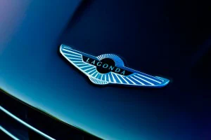 Las alas proceden de Lagonda, una marca de lujo adquirida por Aston Martin en 1947.