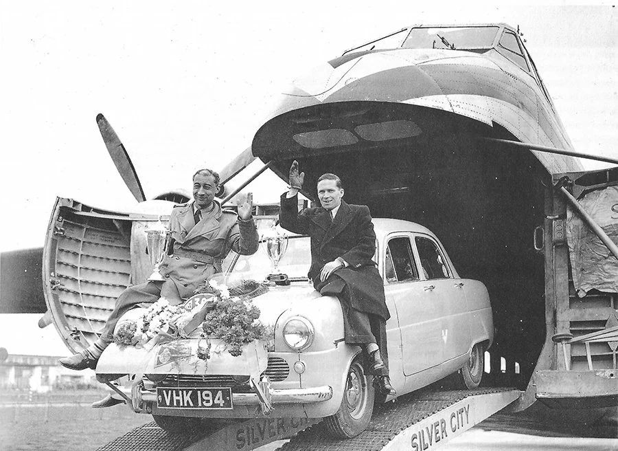 Maurice regresa victorioso con el Ford Zephyr del Rally Montecarlo de 1953.