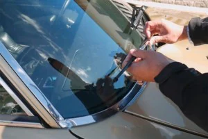 Vídeo práctico cómo cambiar las escobillas limpiaparabrisas del coche