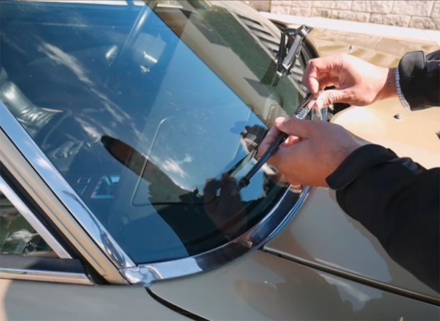 Vídeo práctico cómo cambiar las escobillas limpiaparabrisas del coche