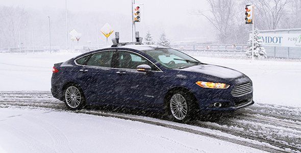 Un Ford Mondeo híbrido conduce de forma autónoma en la nieve Un Ford Mondeo híbrido conduce de forma autónoma en la nieve