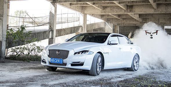 El Jaguar XJ se enfrenta a un dron El Jaguar XJ se enfrenta a un dron