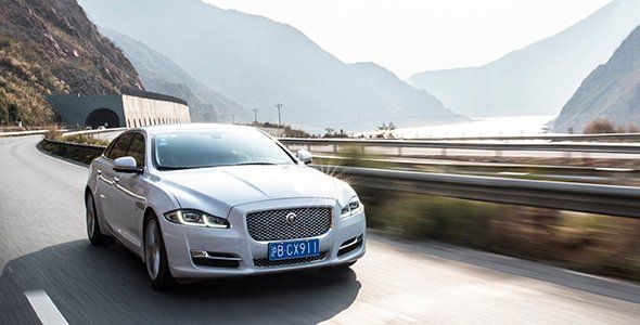 El nuevo Jaguar XJ atraviesa la mítica Skyroad china El nuevo Jaguar XJ atraviesa la mítica Skyroad china