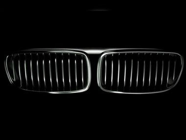 La divertida felicitación de Mercedes a BMW por su centenario La divertida felicitación de Mercedes a BMW por su centenario