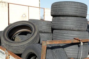 Aunque hay muchas aplicaciones para los neumáticos usados, la realidad es que la mayoría acaban apilados o empleados como combustible alternativo.