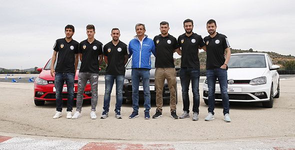 Los jugadores del Valencia, a bordo de un Volkswagen Polo GTI Los jugadores del Valencia, a bordo de un Volkswagen Polo GTI