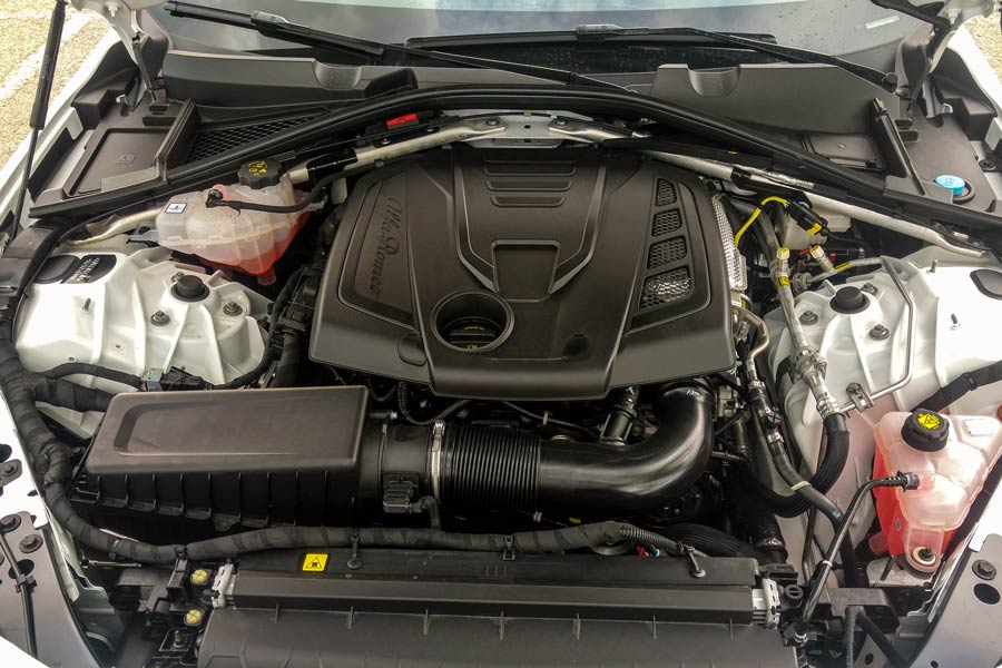 El motor de gasolina de acceso cuenta con 2 litros de cubicaje y 200 CV de potencia.