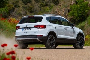 El Seat Ateca tiene un buen comportamiento en carretera pese a su altura libre.