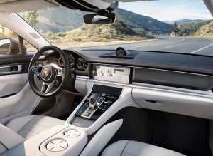 El interior del nuevo Porsche Panamera elimina botones en favor de pantallas.