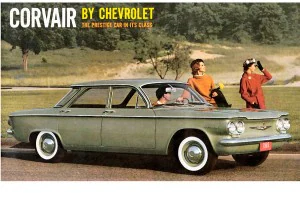 El Chevrolet Corvair, producido entre 1959 y 1969, es un ejemplo de coche sedán con motor trasero.