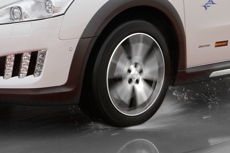 El Aquaplaning aparece antes en el eje trasero debido al menor peso que suele tener. Si montamos las ruedas más gastadas en éste, empeoramos la situación.