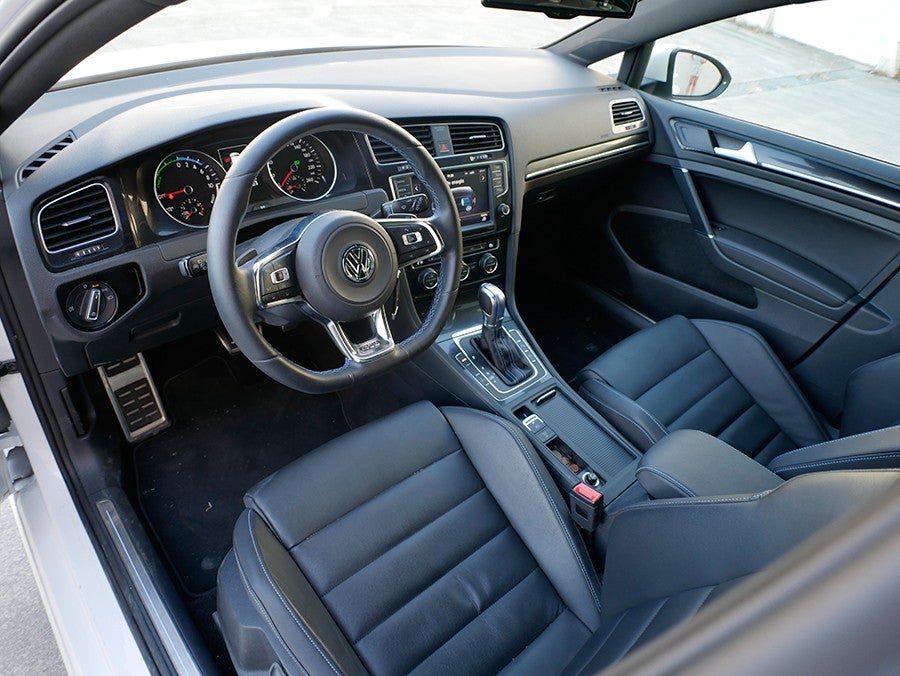 El interior del VW Golf GTE tiene algunos detalles de personalización, como los pespuntes en azul de la tapicería.