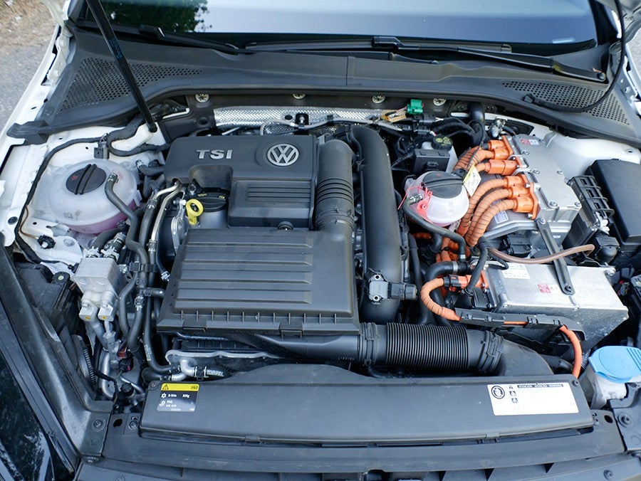 El conjunto del motor de gasolina e híbrido suman una potencia total de 204 CV.