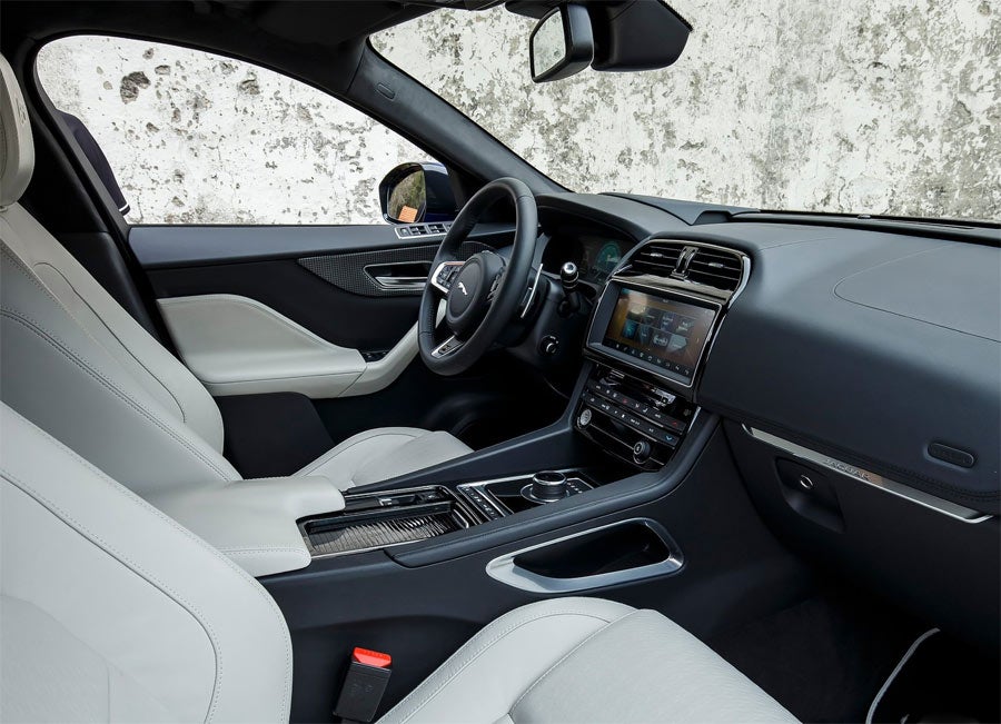 El interior es muy similar al del Jaguar XE.