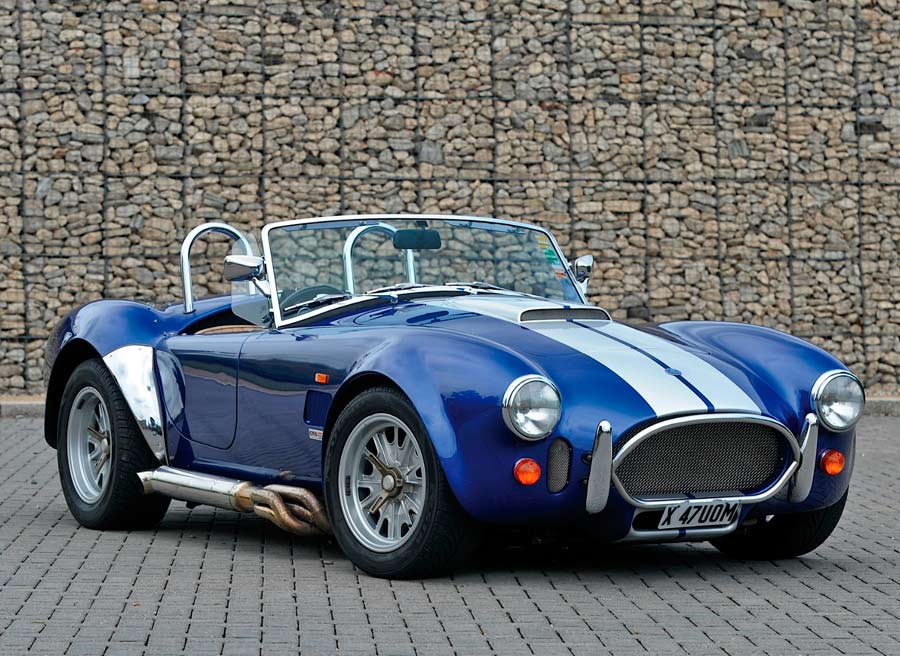 El AC Cobra fue el roadster llevado al extremo: máxima ligereza y máximo motor.