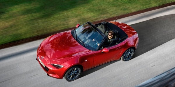 Al igual que el Fiat 124, el Mazda MX-5 es el ejemplo de coche roadster actual.