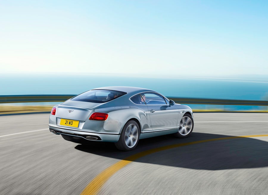 El Bentley Continental GT es un coche cupé de grandes dimensiones y 4 plazas.