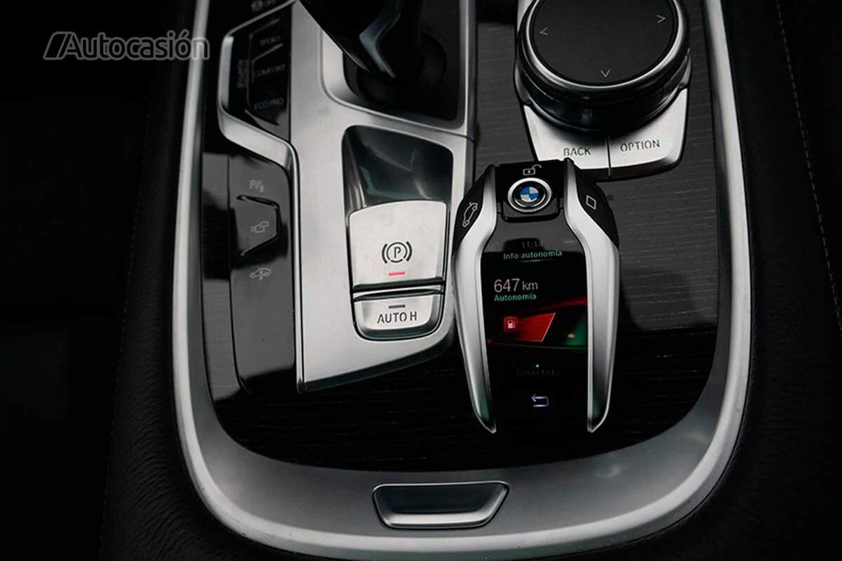 La llave inteligente de BMW permite, entre otras cosas, activar la climatización del coche en remoto.