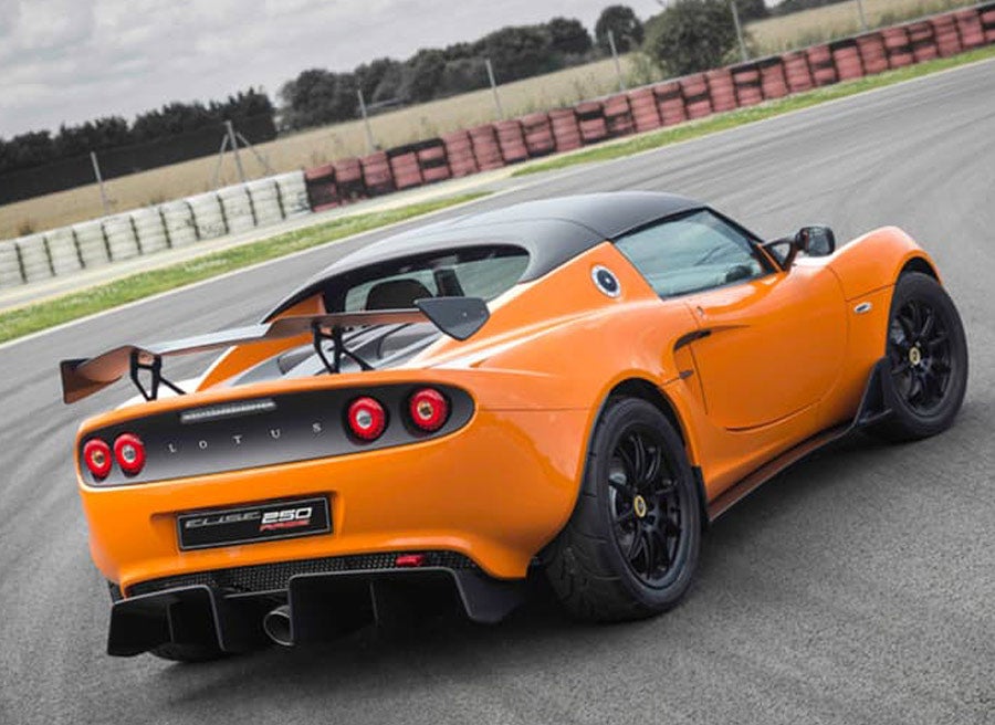 El motor del Elise, situado delante del eje trasero, tiene 243 CV.