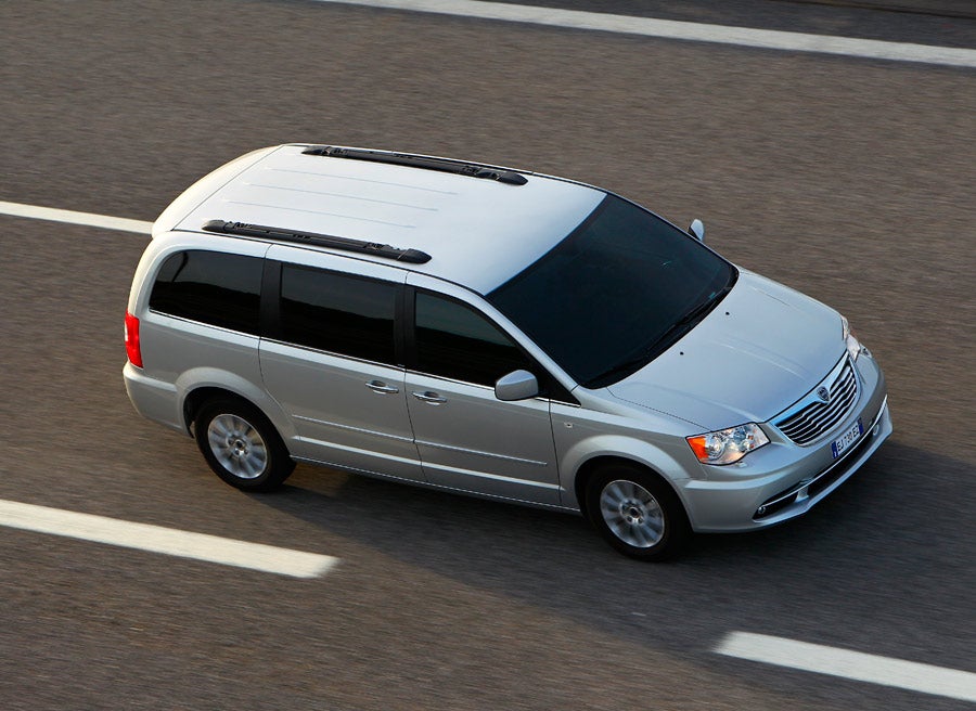 Monovolumen de grandes dimensiones, y hasta 7 plazas, Lancia Voyager.