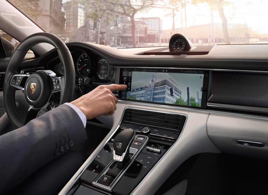 La pantalla sirve de ayuda a Porsche Connect.