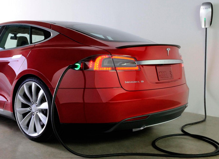 tesla_cargando