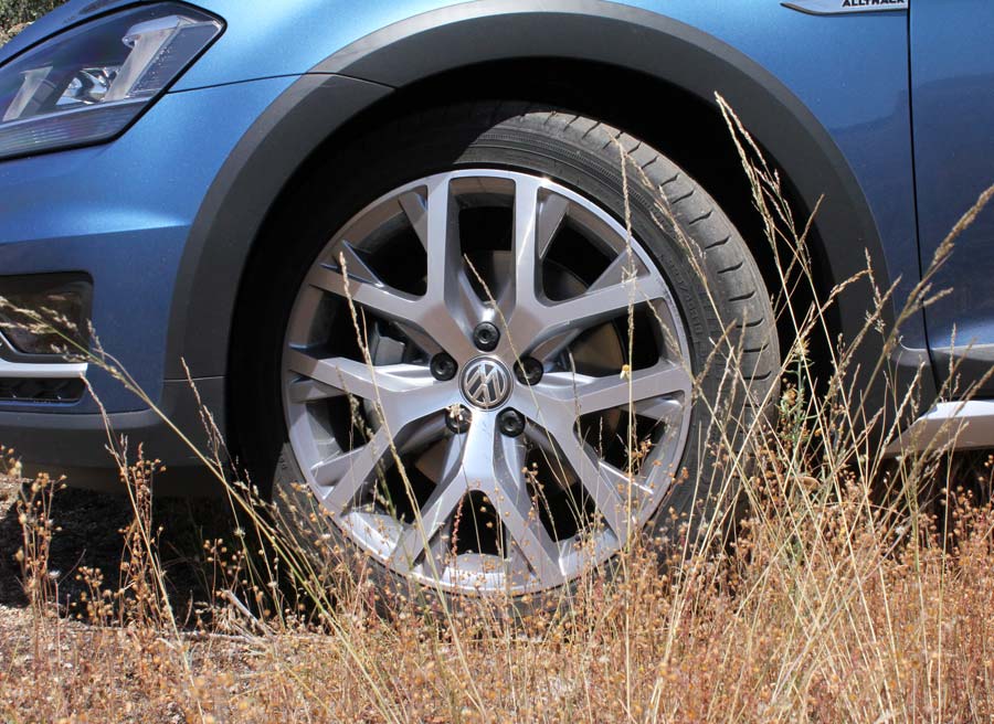 Las llantas, de aleación de 17", tienen un diseño específico para el VW Golf Alltrack.