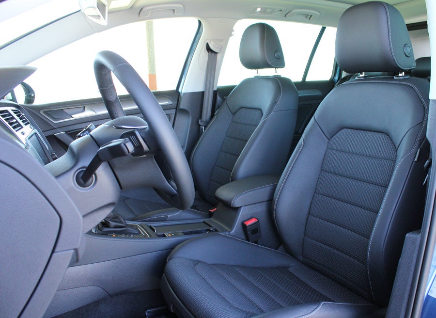 Las plazas delanteras del VW Golf Alltrack son más que suficientes para dos adultos de talla y corpulencia elevadas.
