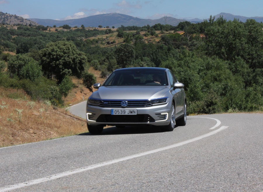 El VW Passat GTE no se amilana ante una carretera de curvas.