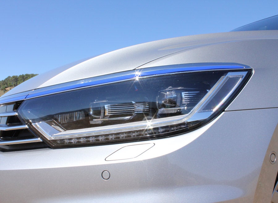 Los faros delanteros del VW Passat GTE pueden contar con tecnología "High Led".