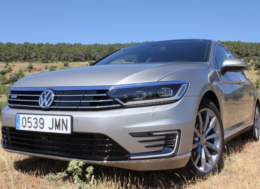 La calandra de diseño específico ayuda a distinguir la versión GTE del VW Passat.