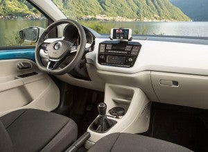 En el interior del nuevo VW Up! la marca anuncia nuevos materiales y tapicerías.
