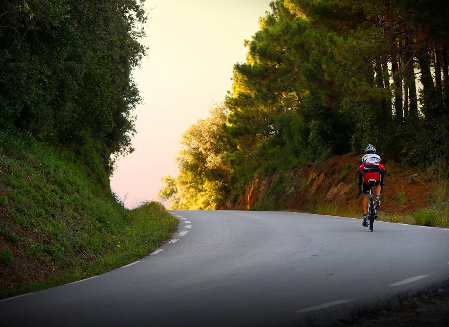 Los ciclistas poblan las carreteras convencionales. Podemos adelantarles aunque haya línea continua.