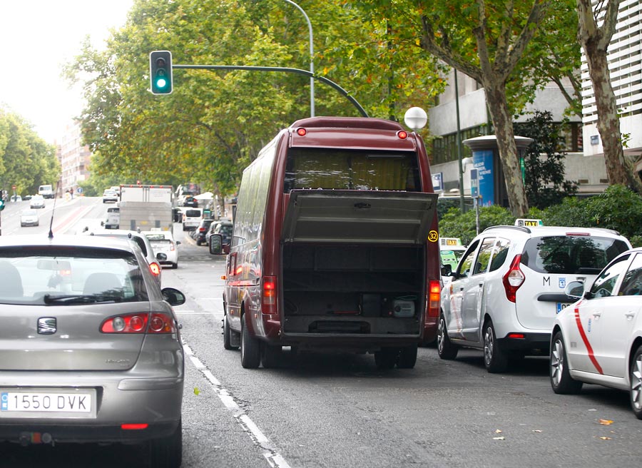 siempre que sea menos de dos minutos, no abandonemos el coche y no obstruyamos gravemente la circulación
