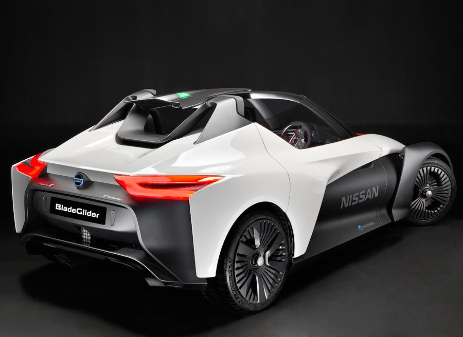 Dos motores eléctricos de 130 kW, uno para cada rueda, suministran la tracción trasera.