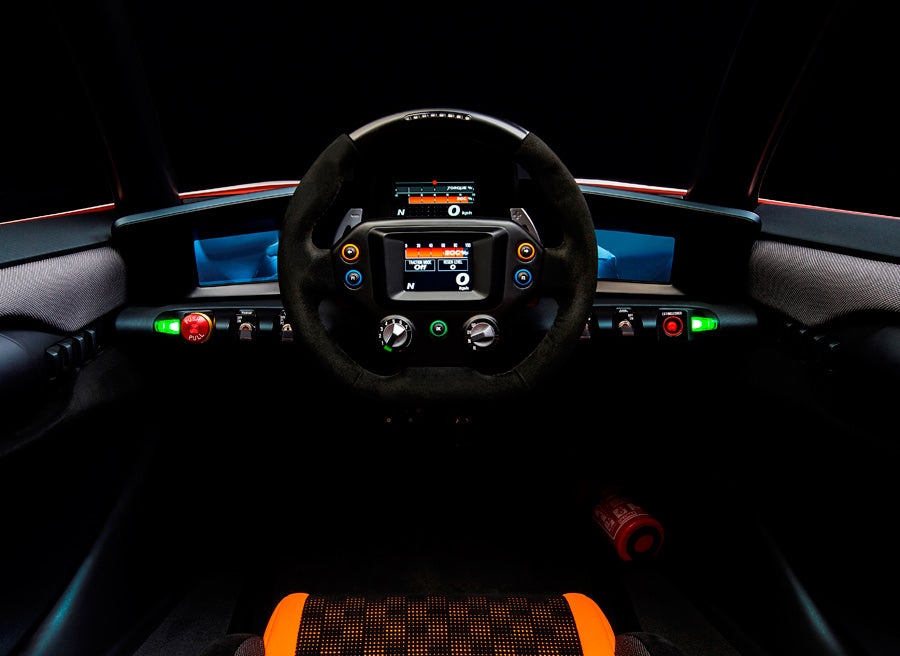 Los sistemas del BladeGlider están integrados en los mandos del volante y se controlan en una avanzada pantalla, donde se muestra la velocidad, el estado de carga de la batería, el modo de regeneración y el mapa del par.