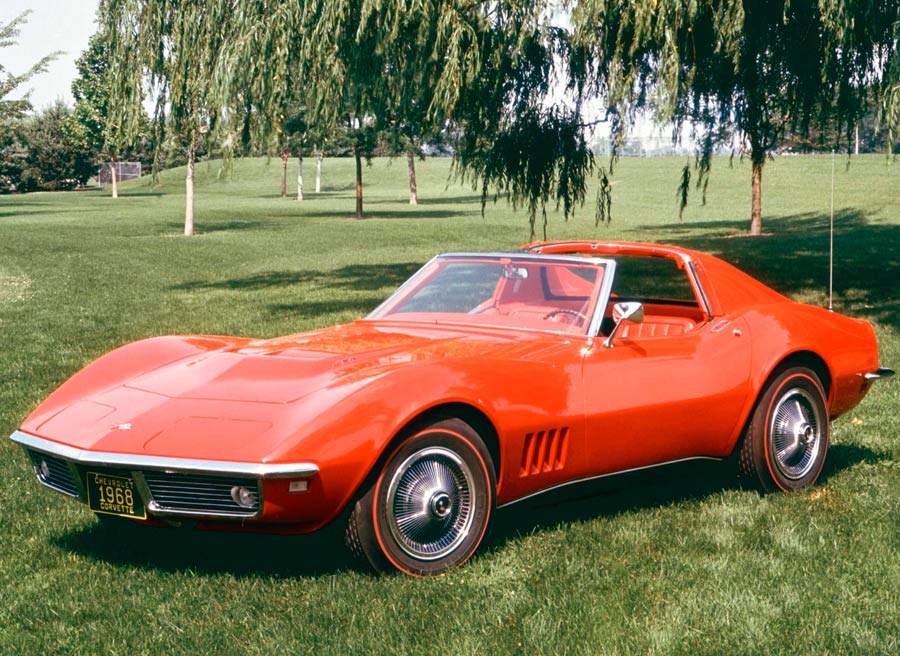 La carrocería targa llegó a la tercera generación del Chevrolet Corvette, en 1968. Levemente podemos apreciar el larguero del techo que separa las secciones de éste.