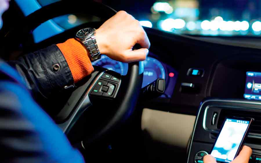 Las nuevas tecnologías son la causa más frecuente en las distracciones al volante.