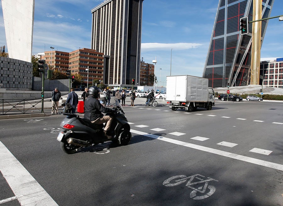 Los motoristas han superado un examen, pagan impuestos y pasan la ITV.