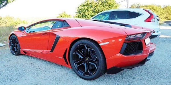 Avión el pueblo con más coches de lujo por habitante