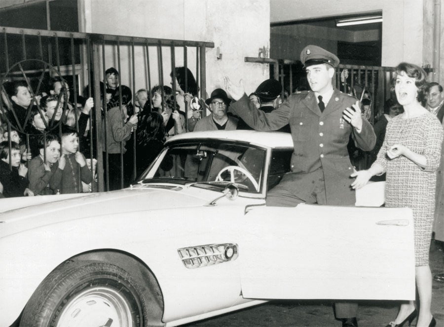 BMW aprovechó el interes del Rey Rock en su modelo e inmortalizó el momento de la entrega.