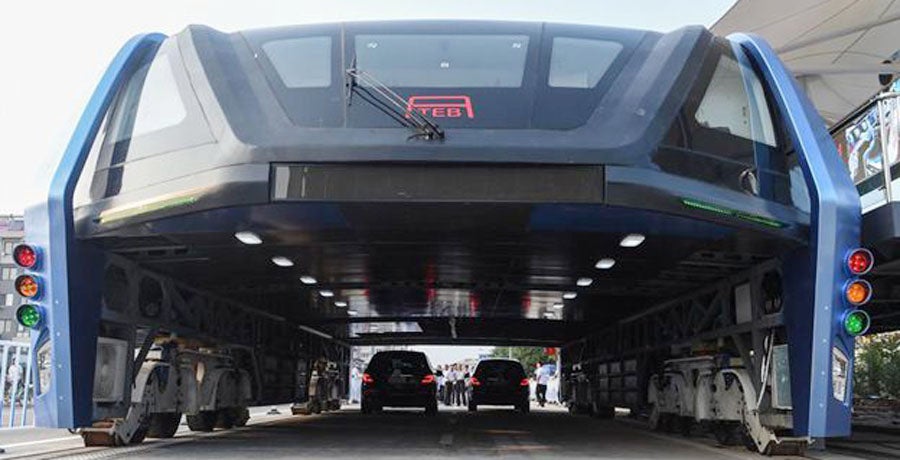 El autobús creado para evitar los atascos que circula sobre los coches El autobús creado para evitar los atascos que circula sobre los coches