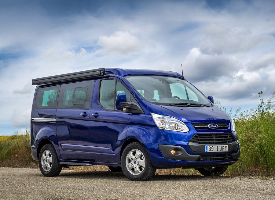 El Ford Custom Tinkervan toma como partida el Ford Tourneo Custom 2.2 litros con transmisión manual de seis velocidades y tracción delantera.