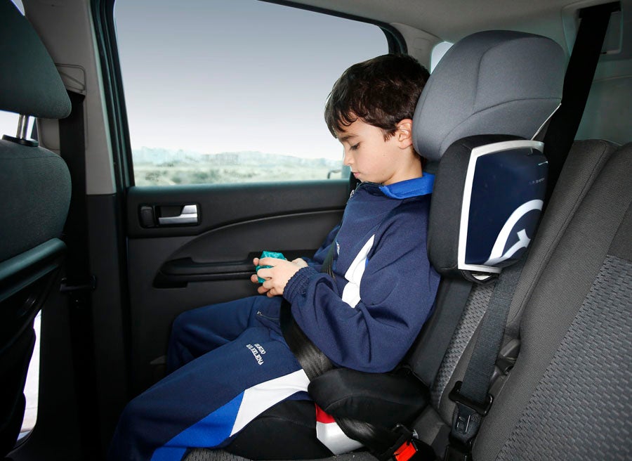 Niño jugando en el coche.