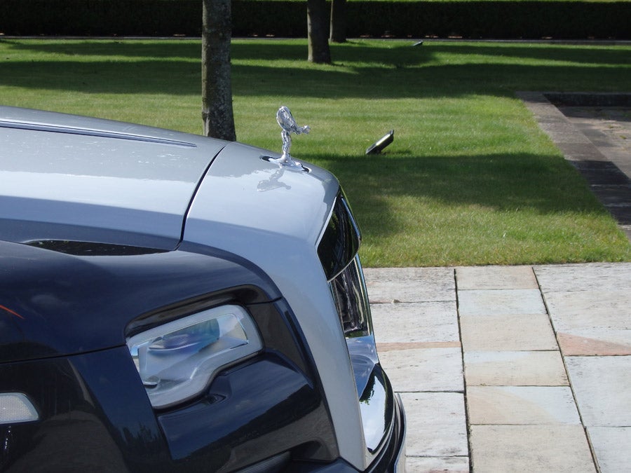 El Rolls Royce Dawn monta un motor V12 que cubica 6,6 litros.