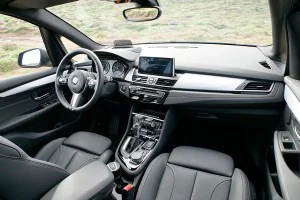 El interior del BMW 225 XE es acogedor, pero no sobra el espacio.