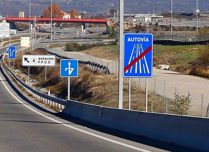 Tanto la autopista como la autovía están señalizadas como tales, en su comienzo y su fin.