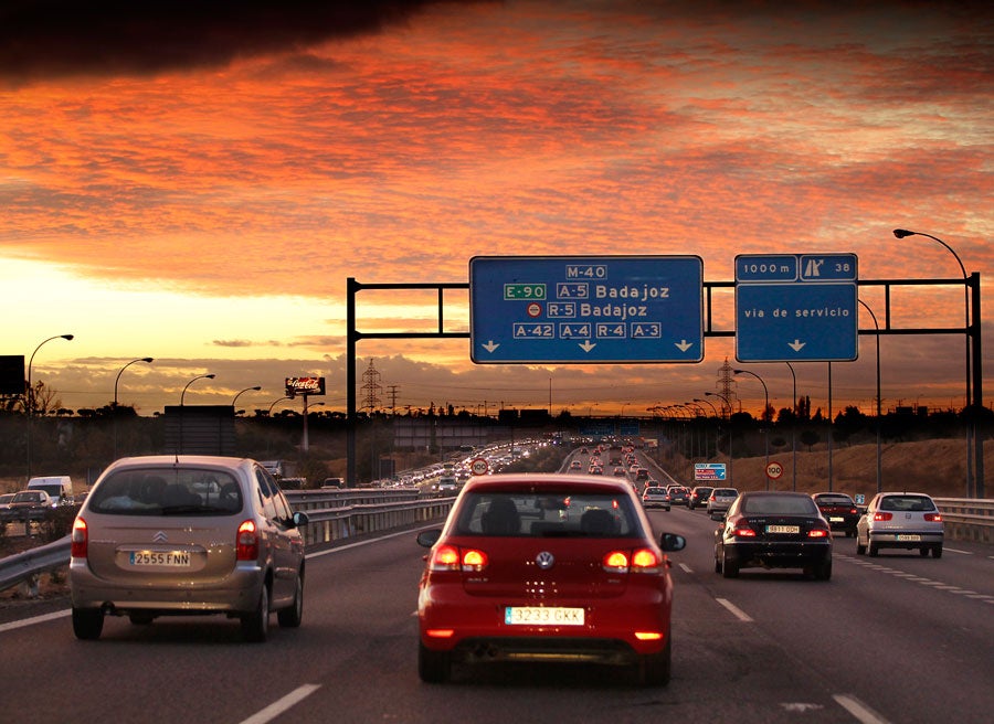 Siempre que esté libre, debemos circular por por el carril de la derecha y usar los otros para adelantar.
